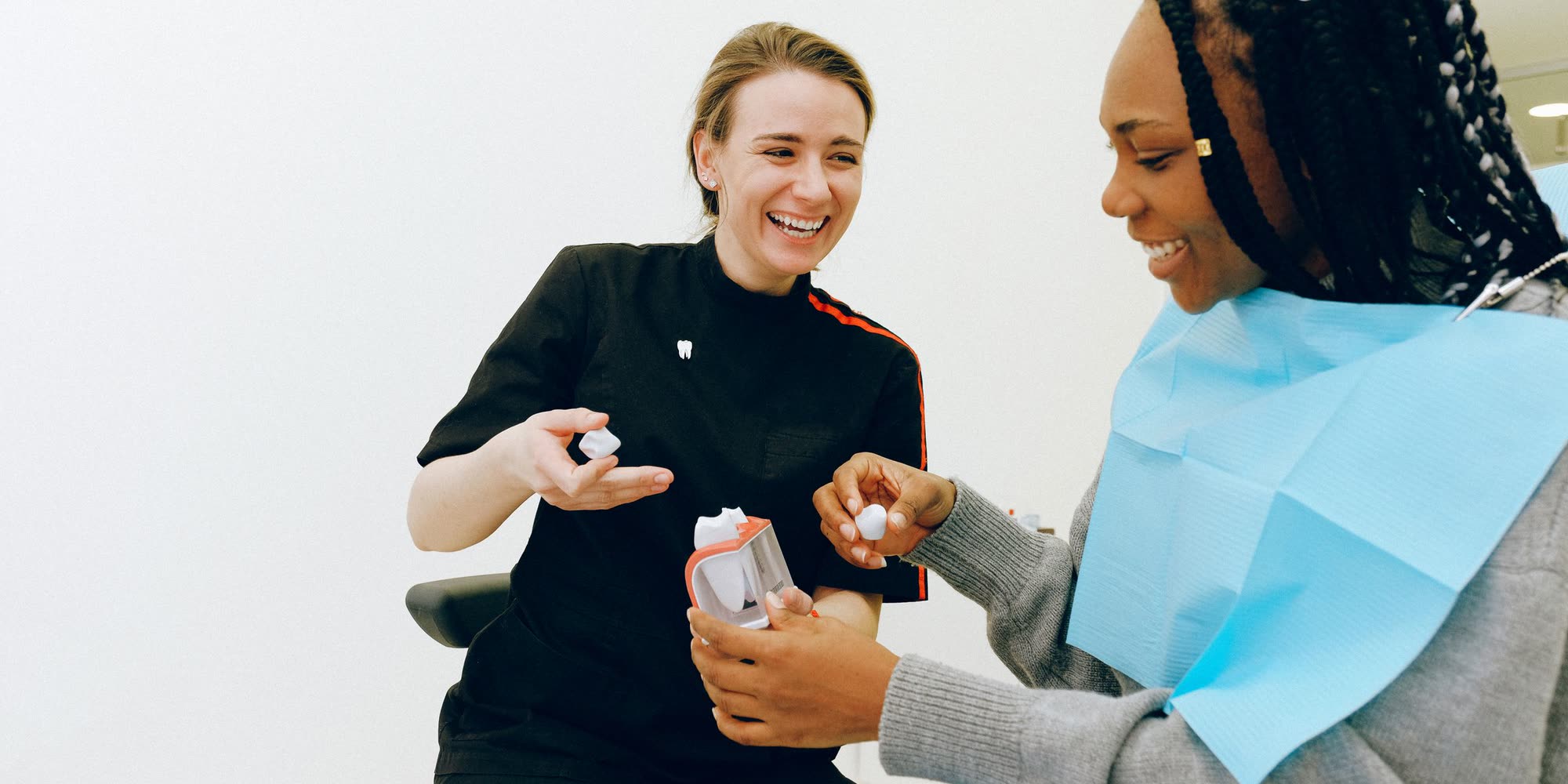 Behandlare som visar en modell för en patient