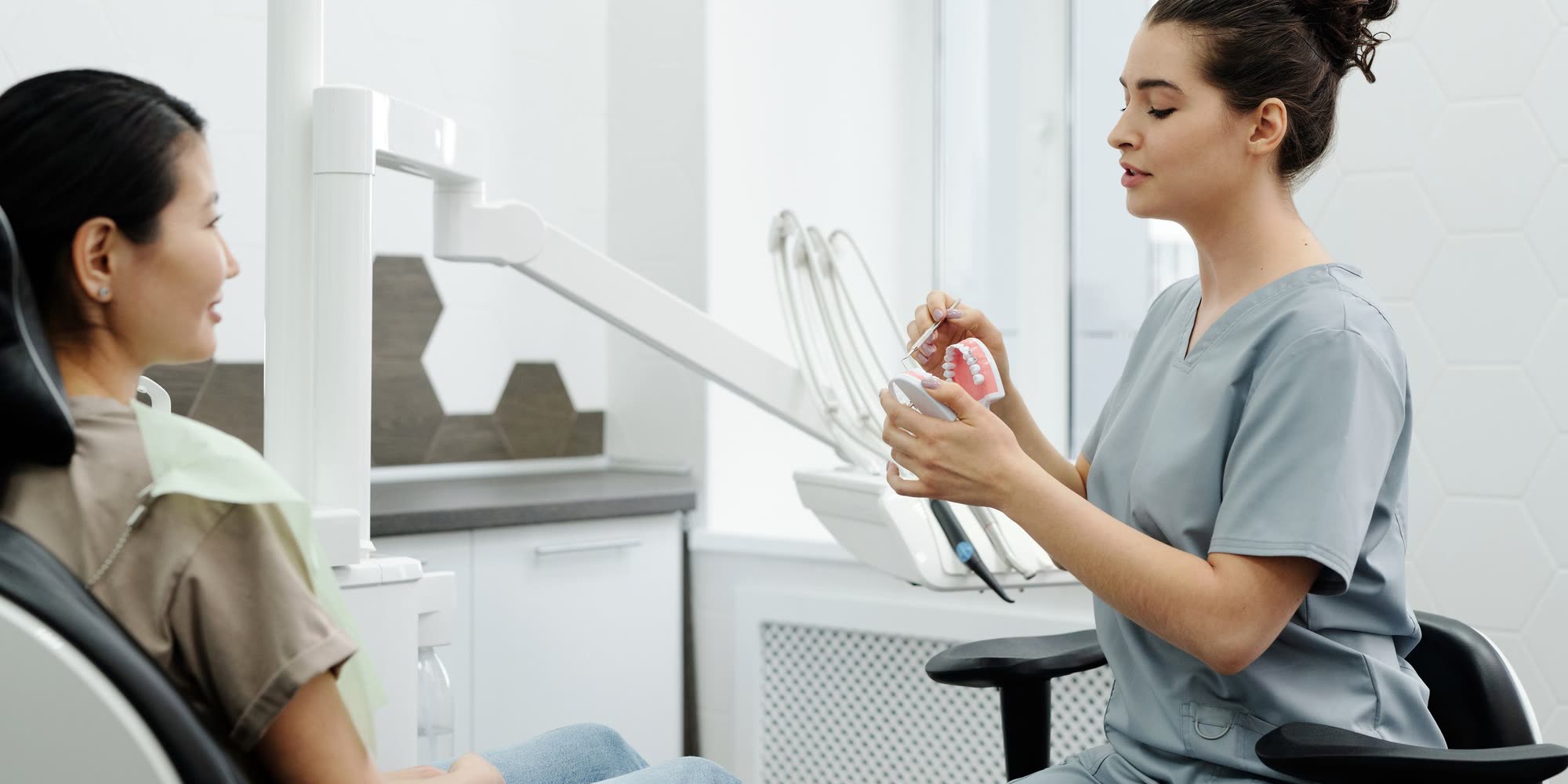 Behandlare och patient i samtal i ett ljust behandlingsrum