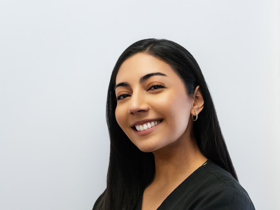 Tandhygienist mot en ljus vägg
